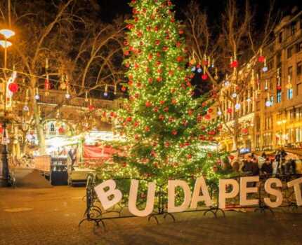 2025/10/images/tour_2020/budapest-at-christmas-1-scaled-large.jpg