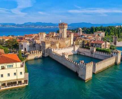 2025/10/images/tour_2030/sirmione-italy-lake-garda-from-above-1024x621-large.jpeg